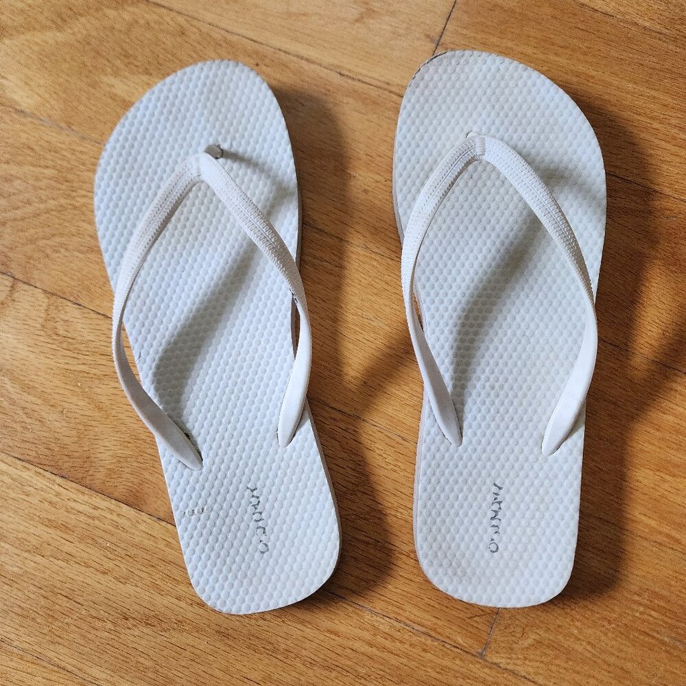 Old Navy White Flip Flops Size 9 - Picture 4 of 6